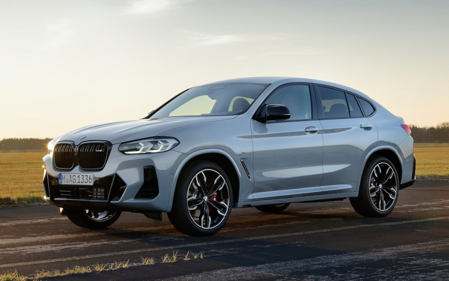 Comparison BMW X4 M40i 2022 vs MercedesBenz GLC300 4MATIC Coupe